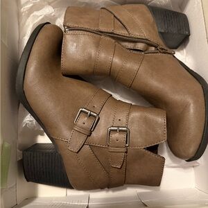 Stylish Tan Ankle Boots with Buckle Detail